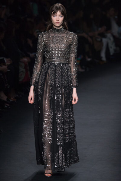 Valentino Fall 2015 Ready-to-Wear。华伦天奴2015巴黎时装周秋冬高级成衣发布。作为专出仙女礼服的Valentino，没想到设计师二人组玩起简约、几何也毫不逊色。本季以两位艺术家（一位是时装设计师Emilie Louise Flög…