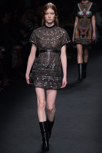 Valentino Fall 2015 Ready-to-Wear。华伦天奴2015巴黎时装周秋冬高级成衣发布。作为专出仙女礼服的Valentino，没想到设计师二人组玩起简约、几何也毫不逊色。本季以两位艺术家（一位是时装设计师Emilie Louise Flög…