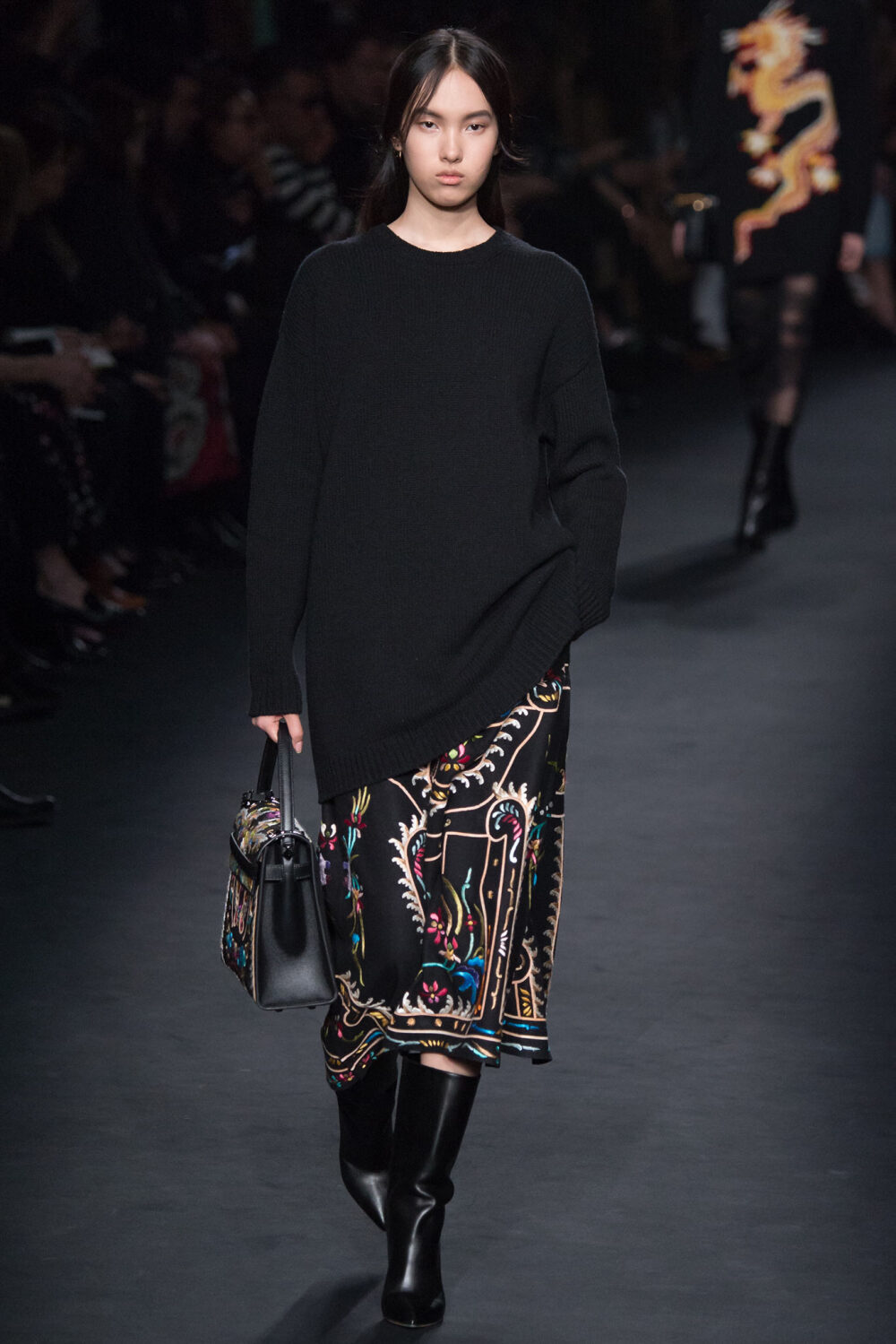 Valentino Fall 2015 Ready-to-Wear。华伦天奴2015巴黎时装周秋冬高级成衣发布。作为专出仙女礼服的Valentino，没想到设计师二人组玩起简约、几何也毫不逊色。本季以两位艺术家（一位是时装设计师Emilie Louise Flöge,另一位是英国面料设计大师Celia Birtwell）的灵感坐镇，除却以往的古典优雅本季又多了醉人的艺术气息。2015秋冬系列前半部分以黑白色调为主，高雅神秘，后半段循序渐进地回归品牌擅长的拜占庭风格蕾丝和图腾。