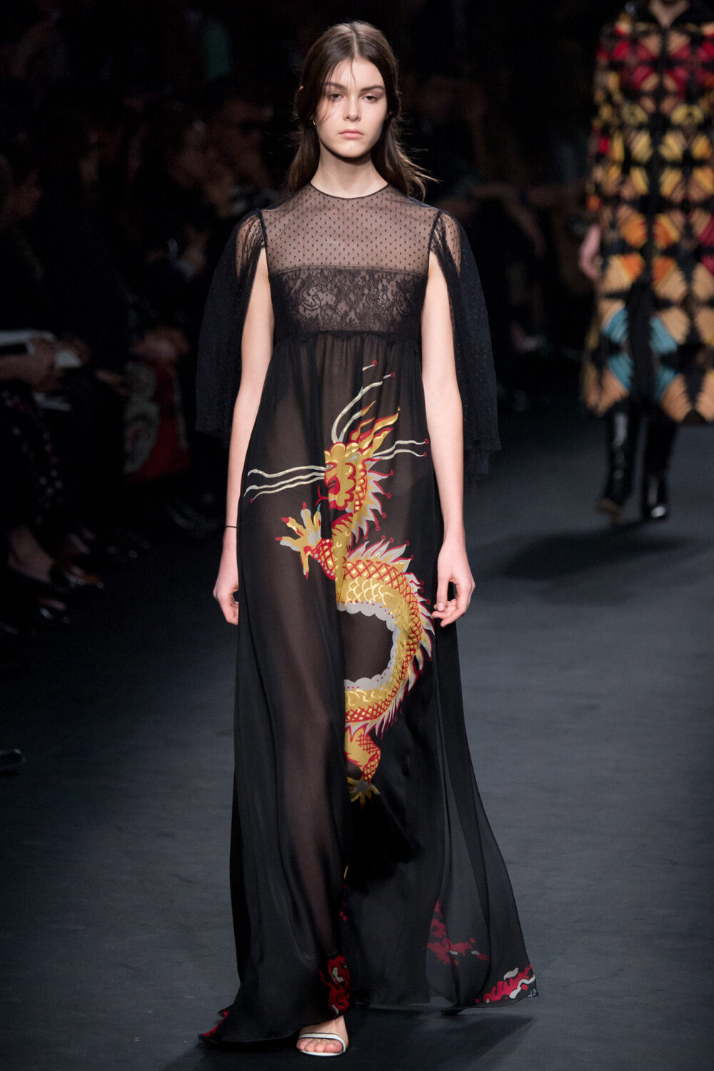 Valentino Fall 2015 Ready-to-Wear。华伦天奴2015巴黎时装周秋冬高级成衣发布。作为专出仙女礼服的Valentino，没想到设计师二人组玩起简约、几何也毫不逊色。本季以两位艺术家（一位是时装设计师Emilie Louise Flöge,另一位是英国面料设计大师Celia Birtwell）的灵感坐镇，除却以往的古典优雅本季又多了醉人的艺术气息。2015秋冬系列前半部分以黑白色调为主，高雅神秘，后半段循序渐进地回归品牌擅长的拜占庭风格蕾丝和图腾。