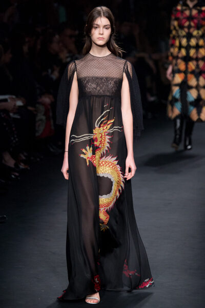 Valentino Fall 2015 Ready-to-Wear。华伦天奴2015巴黎时装周秋冬高级成衣发布。作为专出仙女礼服的Valentino，没想到设计师二人组玩起简约、几何也毫不逊色。本季以两位艺术家（一位是时装设计师Emilie Louise Flög…