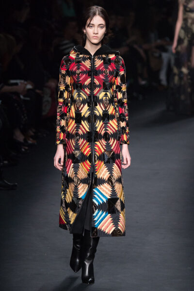 Valentino Fall 2015 Ready-to-Wear。华伦天奴2015巴黎时装周秋冬高级成衣发布。作为专出仙女礼服的Valentino，没想到设计师二人组玩起简约、几何也毫不逊色。本季以两位艺术家（一位是时装设计师Emilie Louise Flög…