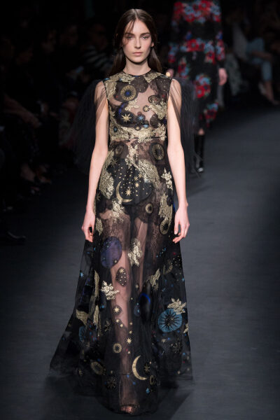 Valentino Fall 2015 Ready-to-Wear。华伦天奴2015巴黎时装周秋冬高级成衣发布。作为专出仙女礼服的Valentino，没想到设计师二人组玩起简约、几何也毫不逊色。本季以两位艺术家（一位是时装设计师Emilie Louise Flög…