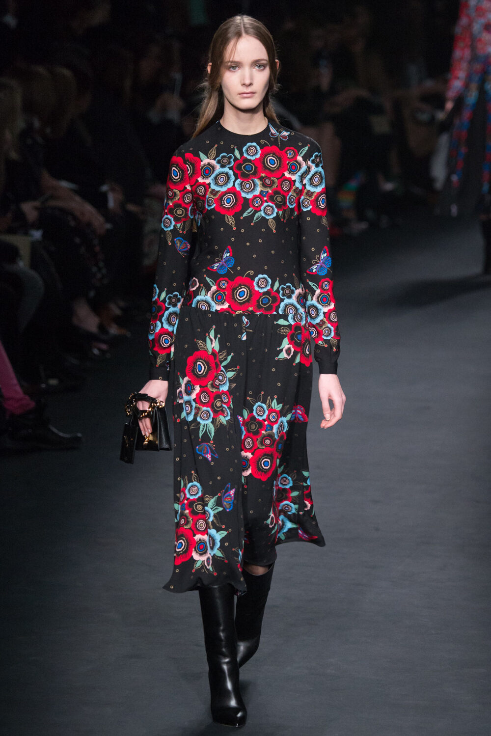 Valentino Fall 2015 Ready-to-Wear。华伦天奴2015巴黎时装周秋冬高级成衣发布。作为专出仙女礼服的Valentino，没想到设计师二人组玩起简约、几何也毫不逊色。本季以两位艺术家（一位是时装设计师Emilie Louise Flöge,另一位是英国面料设计大师Celia Birtwell）的灵感坐镇，除却以往的古典优雅本季又多了醉人的艺术气息。2015秋冬系列前半部分以黑白色调为主，高雅神秘，后半段循序渐进地回归品牌擅长的拜占庭风格蕾丝和图腾。