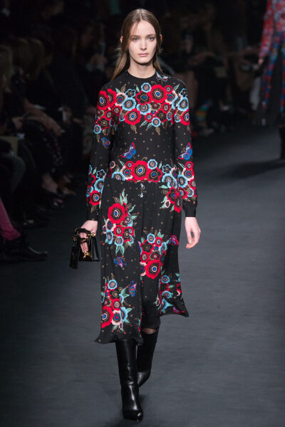 Valentino Fall 2015 Ready-to-Wear。华伦天奴2015巴黎时装周秋冬高级成衣发布。作为专出仙女礼服的Valentino，没想到设计师二人组玩起简约、几何也毫不逊色。本季以两位艺术家（一位是时装设计师Emilie Louise Flög…