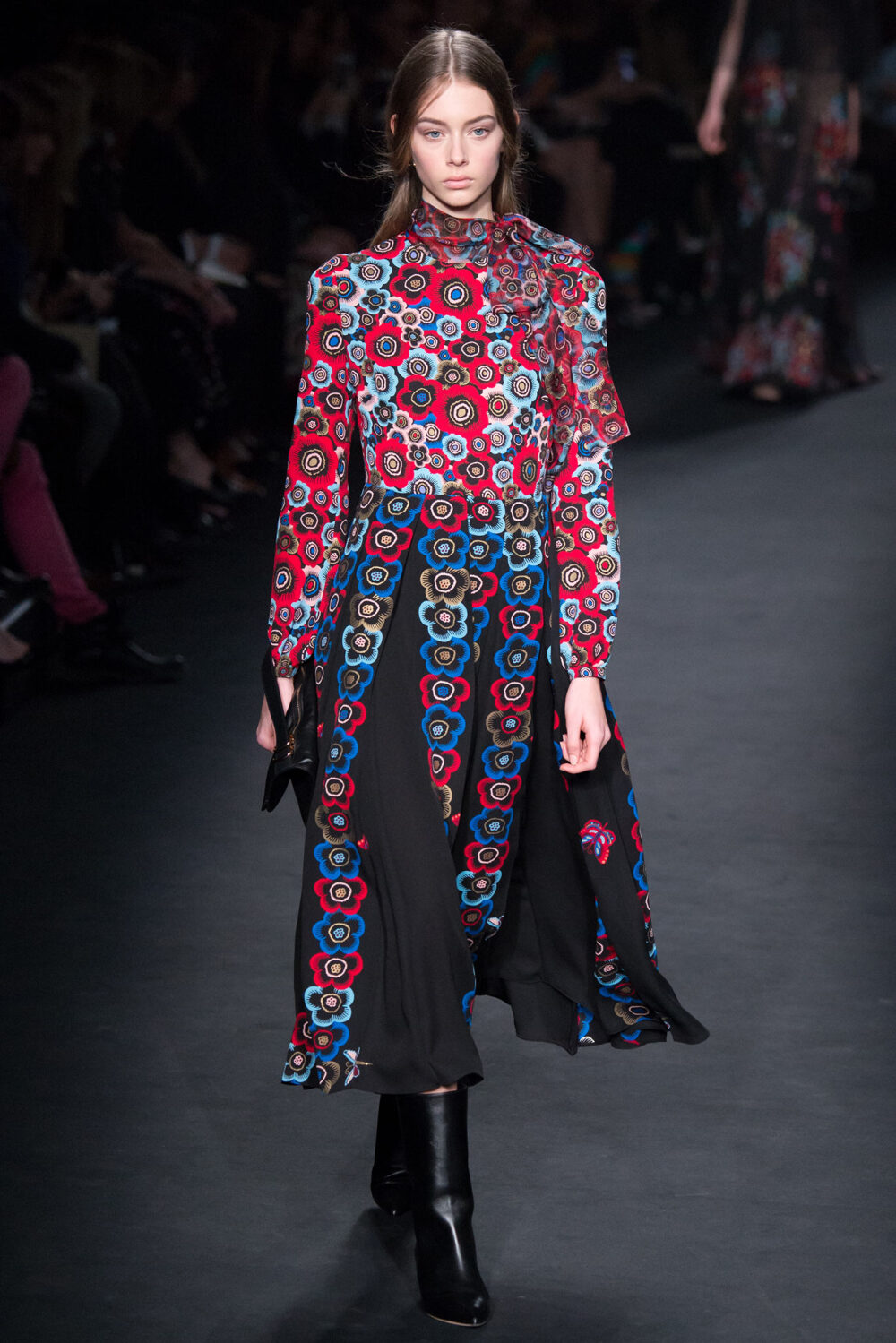 Valentino Fall 2015 Ready-to-Wear?；滋炫?015巴黎时装周秋冬高级成衣发布。作为专出仙女礼服的Valentino，没想到设计师二人组玩起简约、几何也毫不逊色。本季以两位艺术家（一位是时装设计师Emilie Louise Fl?ge,另一位是英国面料设计大师Celia Birtwell）的灵感坐镇，除却以往的古典优雅本季又多了醉人的艺术气息。2015秋冬系列前半部分以黑白色调为主，高雅神秘，后半段循序渐进地回归品牌擅长的拜占庭风格蕾丝和图腾。