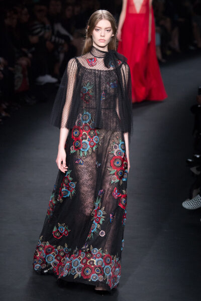 Valentino Fall 2015 Ready-to-Wear。华伦天奴2015巴黎时装周秋冬高级成衣发布。作为专出仙女礼服的Valentino，没想到设计师二人组玩起简约、几何也毫不逊色。本季以两位艺术家（一位是时装设计师Emilie Louise Flög…