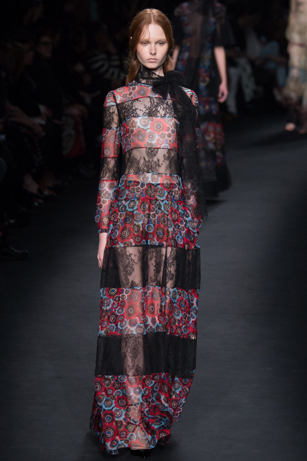 Valentino Fall 2015 Ready-to-Wear。华伦天奴2015巴黎时装周秋冬高级成衣发布。作为专出仙女礼服的Valentino，没想到设计师二人组玩起简约、几何也毫不逊色。本季以两位艺术家（一位是时装设计师Emilie Louise Flöge,另一位是英国面料设计大师Celia Birtwell）的灵感坐镇，除却以往的古典优雅本季又多了醉人的艺术气息。2015秋冬系列前半部分以黑白色调为主，高雅神秘，后半段循序渐进地回归品牌擅长的拜占庭风格蕾丝和图腾。