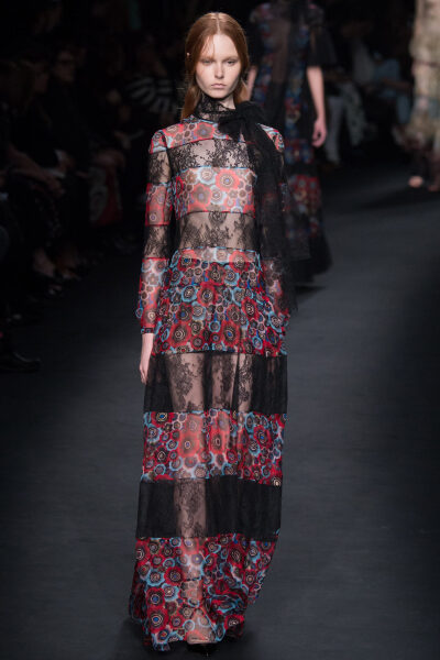 Valentino Fall 2015 Ready-to-Wear。华伦天奴2015巴黎时装周秋冬高级成衣发布。作为专出仙女礼服的Valentino，没想到设计师二人组玩起简约、几何也毫不逊色。本季以两位艺术家（一位是时装设计师Emilie Louise Flög…