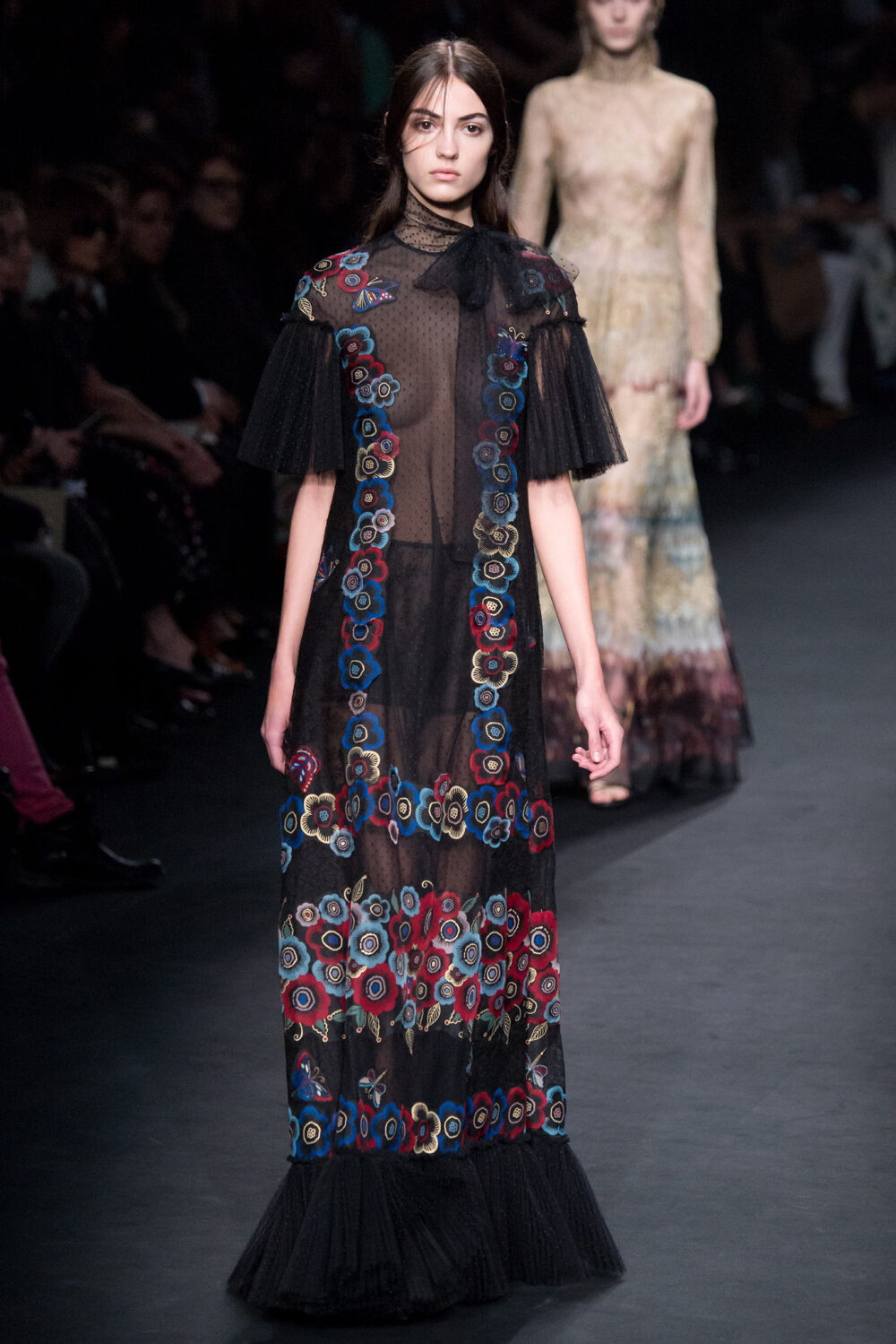 Valentino Fall 2015 Ready-to-Wear。华伦天奴2015巴黎时装周秋冬高级成衣发布。作为专出仙女礼服的Valentino，没想到设计师二人组玩起简约、几何也毫不逊色。本季以两位艺术家（一位是时装设计师Emilie Louise Flöge,另一位是英国面料设计大师Celia Birtwell）的灵感坐镇，除却以往的古典优雅本季又多了醉人的艺术气息。2015秋冬系列前半部分以黑白色调为主，高雅神秘，后半段循序渐进地回归品牌擅长的拜占庭风格蕾丝和图腾。