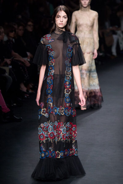 Valentino Fall 2015 Ready-to-Wear。华伦天奴2015巴黎时装周秋冬高级成衣发布。作为专出仙女礼服的Valentino，没想到设计师二人组玩起简约、几何也毫不逊色。本季以两位艺术家（一位是时装设计师Emilie Louise Flög…