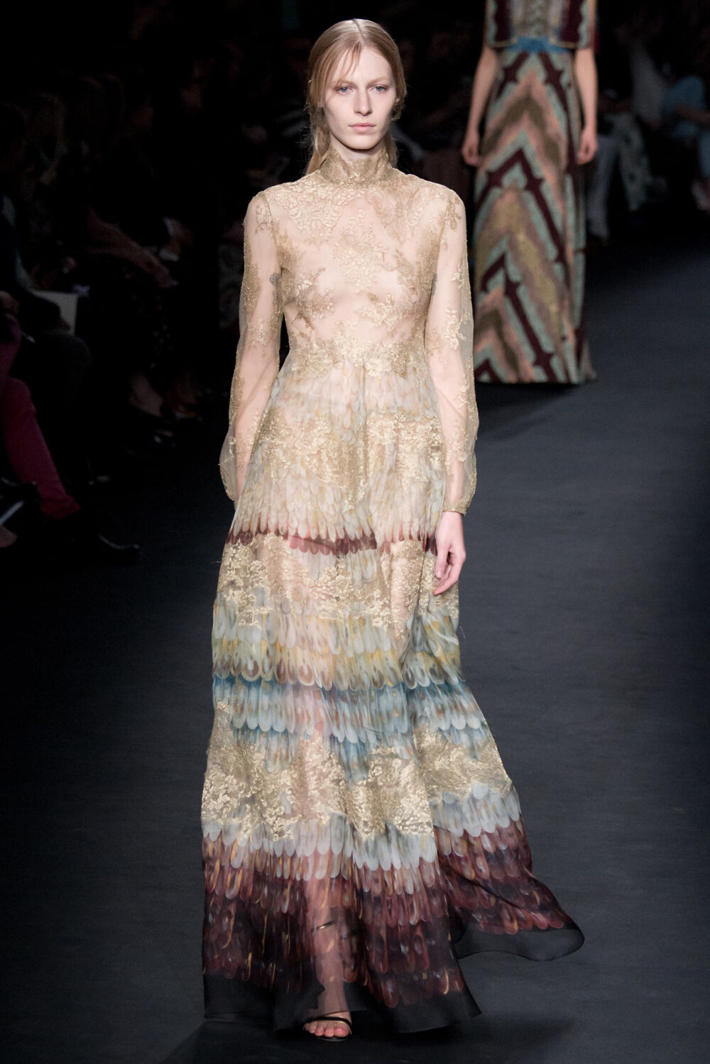 Valentino Fall 2015 Ready-to-Wear。华伦天奴2015巴黎时装周秋冬高级成衣发布。作为专出仙女礼服的Valentino，没想到设计师二人组玩起简约、几何也毫不逊色。本季以两位艺术家（一位是时装设计师Emilie Louise Flöge,另一位是英国面料设计大师Celia Birtwell）的灵感坐镇，除却以往的古典优雅本季又多了醉人的艺术气息。2015秋冬系列前半部分以黑白色调为主，高雅神秘，后半段循序渐进地回归品牌擅长的拜占庭风格蕾丝和图腾。