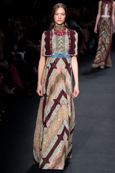 Valentino Fall 2015 Ready-to-Wear。华伦天奴2015巴黎时装周秋冬高级成衣发布。作为专出仙女礼服的Valentino，没想到设计师二人组玩起简约、几何也毫不逊色。本季以两位艺术家（一位是时装设计师Emilie Louise Flög…