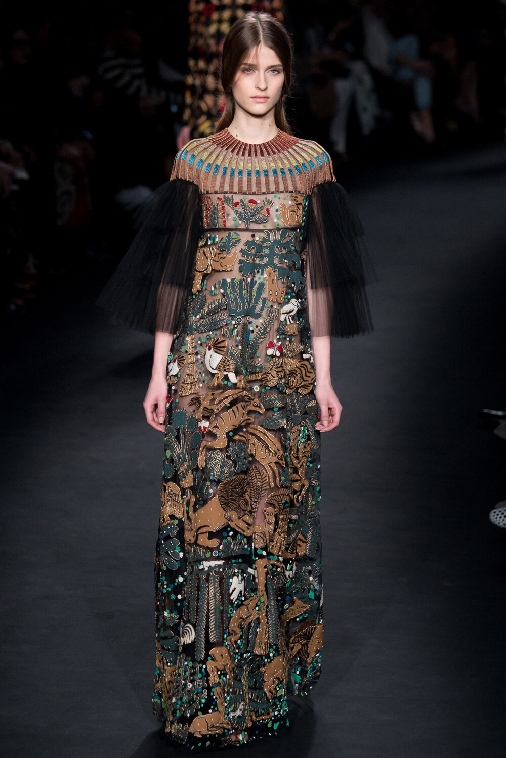 Valentino Fall 2015 Ready-to-Wear。华伦天奴2015巴黎时装周秋冬高级成衣发布。作为专出仙女礼服的Valentino，没想到设计师二人组玩起简约、几何也毫不逊色。本季以两位艺术家（一位是时装设计师Emilie Louise Flöge,另一位是英国面料设计大师Celia Birtwell）的灵感坐镇，除却以往的古典优雅本季又多了醉人的艺术气息。2015秋冬系列前半部分以黑白色调为主，高雅神秘，后半段循序渐进地回归品牌擅长的拜占庭风格蕾丝和图腾。