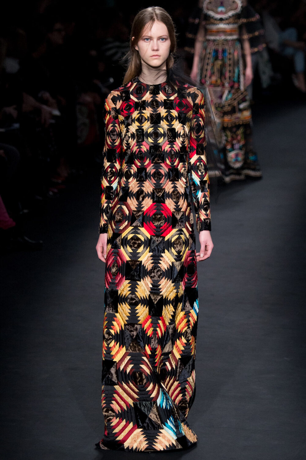 Valentino Fall 2015 Ready-to-Wear。华伦天奴2015巴黎时装周秋冬高级成衣发布。作为专出仙女礼服的Valentino，没想到设计师二人组玩起简约、几何也毫不逊色。本季以两位艺术家（一位是时装设计师Emilie Louise Flöge,另一位是英国面料设计大师Celia Birtwell）的灵感坐镇，除却以往的古典优雅本季又多了醉人的艺术气息。2015秋冬系列前半部分以黑白色调为主，高雅神秘，后半段循序渐进地回归品牌擅长的拜占庭风格蕾丝和图腾。