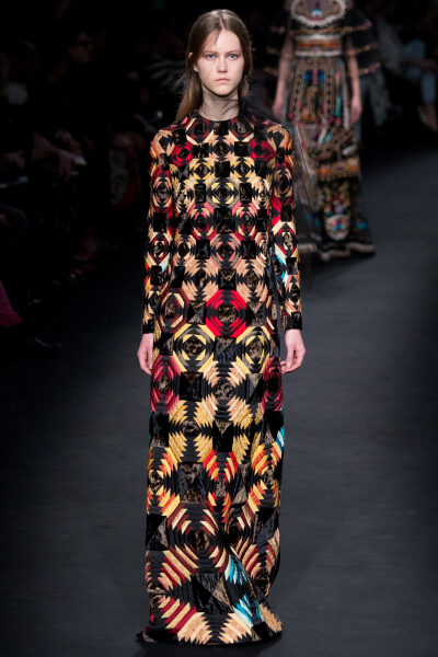 Valentino Fall 2015 Ready-to-Wear。华伦天奴2015巴黎时装周秋冬高级成衣发布。作为专出仙女礼服的Valentino，没想到设计师二人组玩起简约、几何也毫不逊色。本季以两位艺术家（一位是时装设计师Emilie Louise Flög…