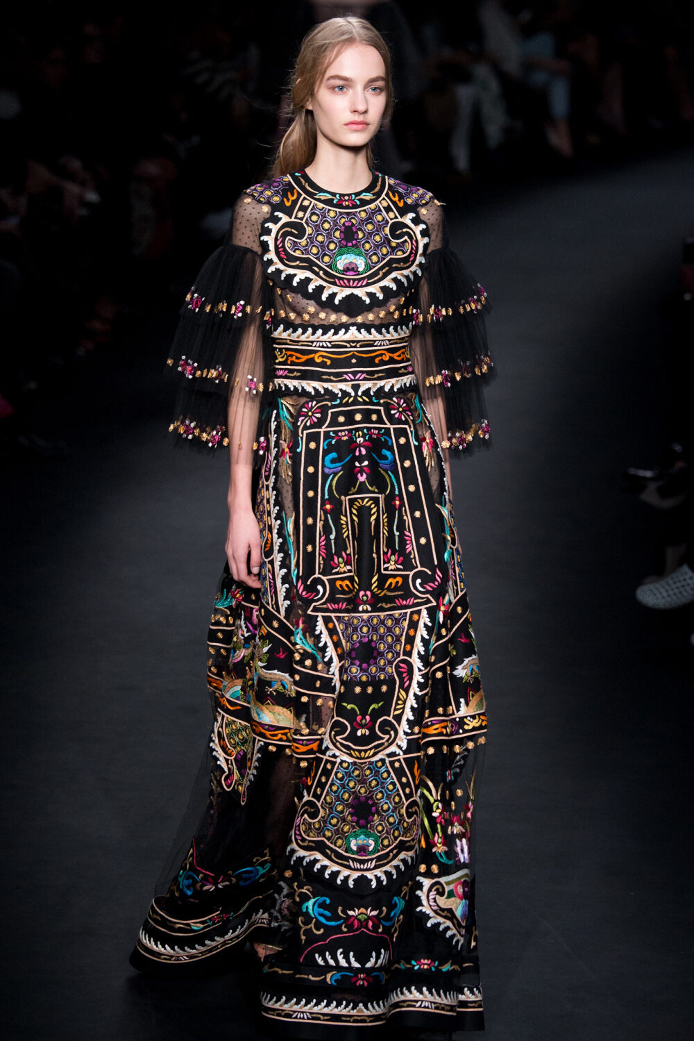 Valentino Fall 2015 Ready-to-Wear。华伦天奴2015巴黎时装周秋冬高级成衣发布。作为专出仙女礼服的Valentino，没想到设计师二人组玩起简约、几何也毫不逊色。本季以两位艺术家（一位是时装设计师Emilie Louise Flöge,另一位是英国面料设计大师Celia Birtwell）的灵感坐镇，除却以往的古典优雅本季又多了醉人的艺术气息。2015秋冬系列前半部分以黑白色调为主，高雅神秘，后半段循序渐进地回归品牌擅长的拜占庭风格蕾丝和图腾。