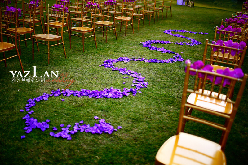 【雅芝兰婚礼定制】--《佳期如梦》 #紫色户外婚礼# 寂静的雾辉笼遍林涧，缘分凝聚于空中翩跹起舞。阳光倾斜在你的身上，倩影楚楚。落花无声，流水无言，质美如画，纯净如诗。幻影若真，真切似假。时间仿佛静止定格成永恒。一切温婉如初，佳期如梦。