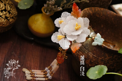 『莲间 白浅』天然白玉牡丹|玉簪花发簪|流苏发饰-淘宝网 http://item.taobao.com/item.htm?spm=a1z10.1-c.w4004-9900424273.2.c5Sw9r&amp;amp;id=44034923196