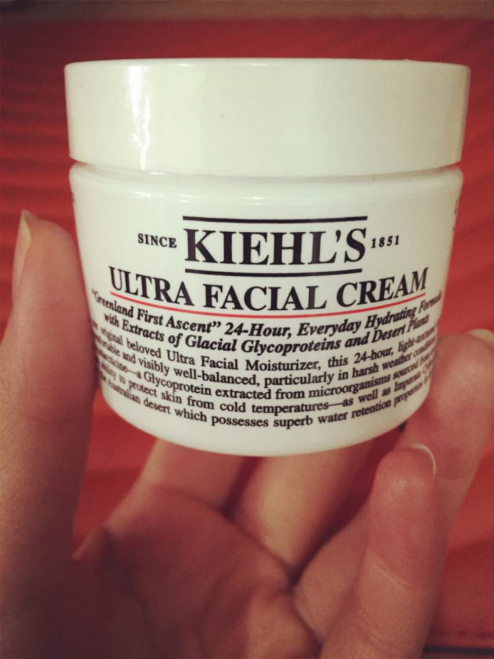 #安利好货#Kiehl's契尔氏ULTRA FACIAL CREAM 特效保湿霜,这个款含有白茅提取物和冰河醣蛋白，能抗燥保湿。质地像牛奶，但是浓浓的滑滑的，很不错