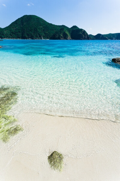 Tokashiki Island, Okinawa, Japan。日本冲绳渡嘉敷岛。渡嘉敷岛位于庆良间列岛东部，南北狭长，渡嘉敷岛南北约10Km，东西约2～3Km，面积约20平方公里。这里平均深度5～30公尺，是著名潜水的地点，许多壮观的峡谷及…