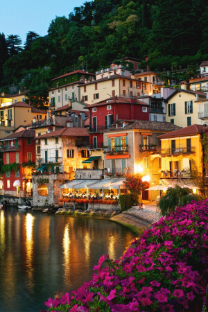 Positano, Italy。波西塔诺位于意大利坎帕尼亚大区阿马尔菲海岸‎沿岸的一个小镇。城镇主要部份背山面海，分布在高山与大海之间的平地上，一位作家这样形容：波西塔诺是一个梦乡，你在时，她不是很真切，你离开后，她变的栩栩如生。阿马尔菲海岸被誉为欧洲最美丽的海滩，这里的海岸线蜿蜒曲折，岸上山岛耸峙巍峨，山谷与海岬交错，果园与野生植物并存，原生态的自然环境中有丰富的人文历史，浓密山林中散落着许多如诗如画的小镇，而其中最漂亮的那一个叫做波西塔诺。