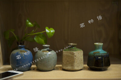 “陶器所承载的静谧花世界...” 【淘宝店名：茗物语】 http://item.taobao.com/item.htm?id=43458939231 茗物语/ 日本进口陶瓷仿古花插 正品弘山窑 民芸品小花瓶 摆件