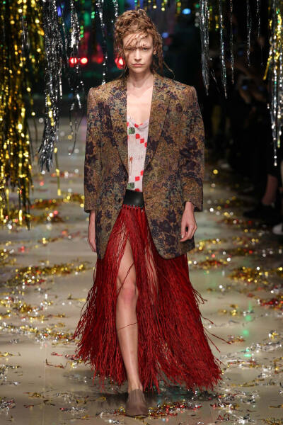 Vivienne Westwood Fall 2015 Ready-to-Wear。维维安·韦斯特伍德2015秋冬是一场性别错乱的秀，西太后让女人们穿着男人的西装，让男人们换上女人的裙子，以令人惊愕的性别对立来嘲讽时装的默守陈规。这种视觉上的反差…