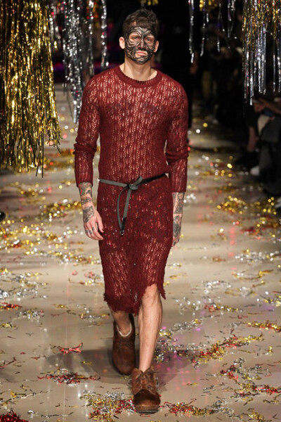 Vivienne Westwood Fall 2015 Ready-to-Wear。维维安·韦斯特伍德2015秋冬是一场性别错乱的秀，西太后让女人们穿着男人的西装，让男人们换上女人的裙子，以令人惊愕的性别对立来嘲讽时装的默守陈规。这种视觉上的反差…