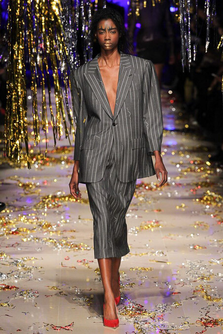 Vivienne Westwood Fall 2015 Ready-to-Wear。维维安·韦斯特伍德2015秋冬是一场性别错乱的秀，西太后让女人们穿着男人的西装，让男人们换上女人的裙子，以令人惊愕的性别对立来嘲讽时装的默守陈规。这种视觉上的反差无疑是有趣的，西太后将很多规规矩矩的衣服与很多荒诞无比的衣服混合在一起，展示了她对于“规则”的不屑一顾。是玩笑亦是态度。