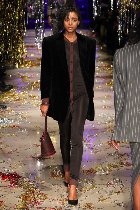 Vivienne Westwood Fall 2015 Ready-to-Wear。维维安·韦斯特伍德2015秋冬是一场性别错乱的秀，西太后让女人们穿着男人的西装，让男人们换上女人的裙子，以令人惊愕的性别对立来嘲讽时装的默守陈规。这种视觉上的反差无疑是有趣的，西太后将很多规规矩矩的衣服与很多荒诞无比的衣服混合在一起，展示了她对于“规则”的不屑一顾。是玩笑亦是态度。