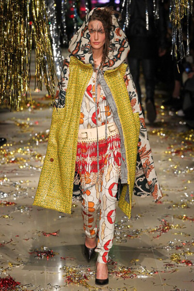 Vivienne Westwood Fall 2015 Ready-to-Wear。维维安·韦斯特伍德2015秋冬是一场性别错乱的秀，西太后让女人们穿着男人的西装，让男人们换上女人的裙子，以令人惊愕的性别对立来嘲讽时装的默守陈规。这种视觉上的反差…