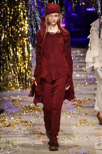 Vivienne Westwood Fall 2015 Ready-to-Wear。维维安·韦斯特伍德2015秋冬是一场性别错乱的秀，西太后让女人们穿着男人的西装，让男人们换上女人的裙子，以令人惊愕的性别对立来嘲讽时装的默守陈规。这种视觉上的反差…