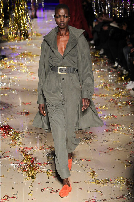 Vivienne Westwood Fall 2015 Ready-to-Wear。维维安·韦斯特伍德2015秋冬是一场性别错乱的秀，西太后让女人们穿着男人的西装，让男人们换上女人的裙子，以令人惊愕的性别对立来嘲讽时装的默守陈规。这种视觉上的反差无疑是有趣的，西太后将很多规规矩矩的衣服与很多荒诞无比的衣服混合在一起，展示了她对于“规则”的不屑一顾。是玩笑亦是态度。