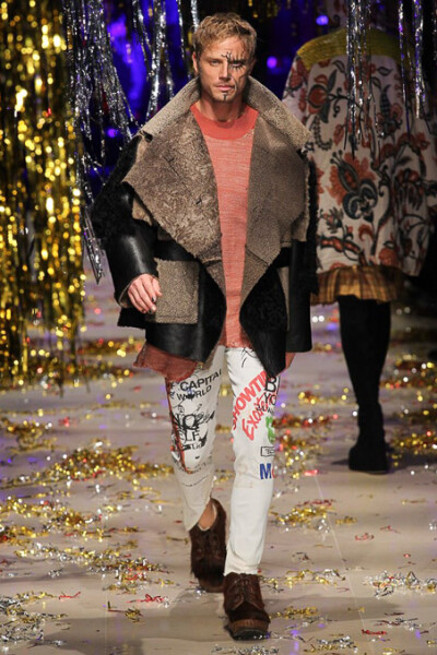 Vivienne Westwood Fall 2015 Ready-to-Wear。维维安·韦斯特伍德2015秋冬是一场性别错乱的秀，西太后让女人们穿着男人的西装，让男人们换上女人的裙子，以令人惊愕的性别对立来嘲讽时装的默守陈规。这种视觉上的反差…