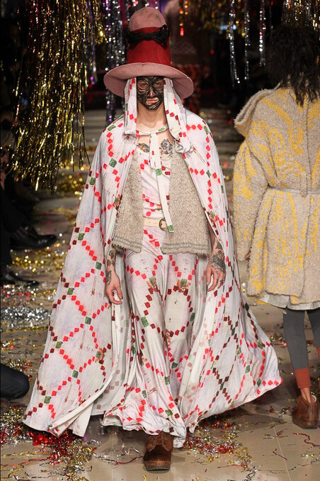 Vivienne Westwood Fall 2015 Ready-to-Wear。维维安·韦斯特伍德2015秋冬是一场性别错乱的秀，西太后让女人们穿着男人的西装，让男人们换上女人的裙子，以令人惊愕的性别对立来嘲讽时装的默守陈规。这种视觉上的反差无疑是有趣的，西太后将很多规规矩矩的衣服与很多荒诞无比的衣服混合在一起，展示了她对于“规则”的不屑一顾。是玩笑亦是态度。