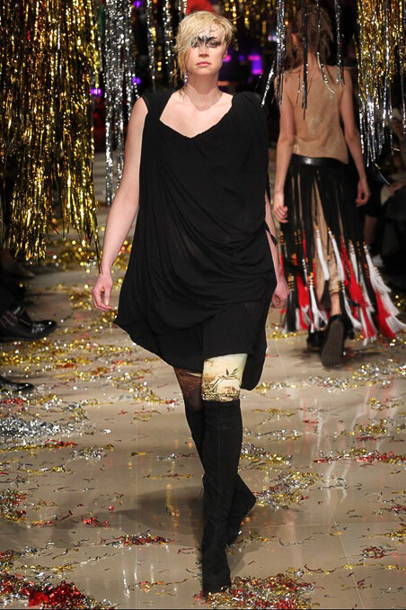 Vivienne Westwood Fall 2015 Ready-to-Wear。维维安·韦斯特伍德2015秋冬是一场性别错乱的秀，西太后让女人们穿着男人的西装，让男人们换上女人的裙子，以令人惊愕的性别对立来嘲讽时装的默守陈规。这种视觉上的反差无疑是有趣的，西太后将很多规规矩矩的衣服与很多荒诞无比的衣服混合在一起，展示了她对于“规则”的不屑一顾。是玩笑亦是态度。