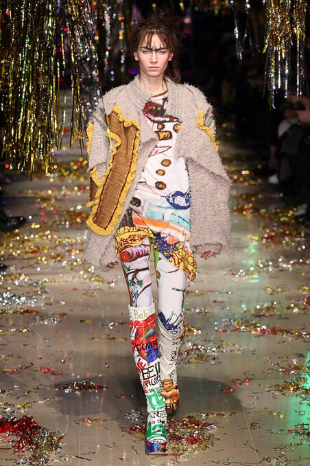 Vivienne Westwood Fall 2015 Ready-to-Wear。维维安·韦斯特伍德2015秋冬是一场性别错乱的秀，西太后让女人们穿着男人的西装，让男人们换上女人的裙子，以令人惊愕的性别对立来嘲讽时装的默守陈规。这种视觉上的反差无疑是有趣的，西太后将很多规规矩矩的衣服与很多荒诞无比的衣服混合在一起，展示了她对于“规则”的不屑一顾。是玩笑亦是态度。