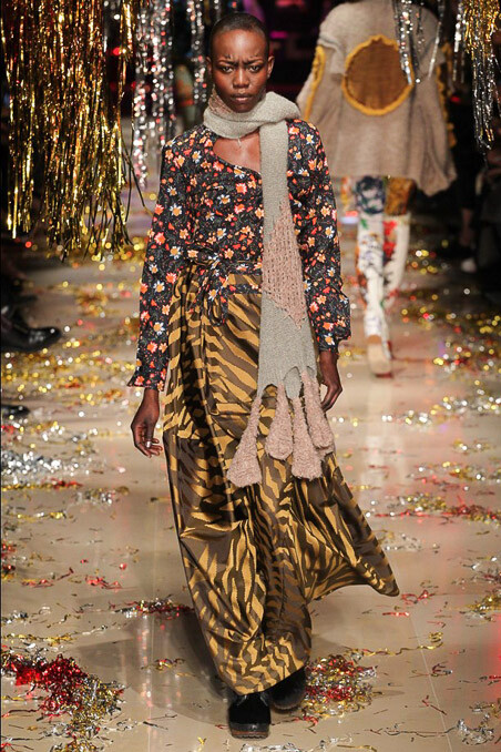 Vivienne Westwood Fall 2015 Ready-to-Wear。维维安·韦斯特伍德2015秋冬是一场性别错乱的秀，西太后让女人们穿着男人的西装，让男人们换上女人的裙子，以令人惊愕的性别对立来嘲讽时装的默守陈规。这种视觉上的反差无疑是有趣的，西太后将很多规规矩矩的衣服与很多荒诞无比的衣服混合在一起，展示了她对于“规则”的不屑一顾。是玩笑亦是态度。