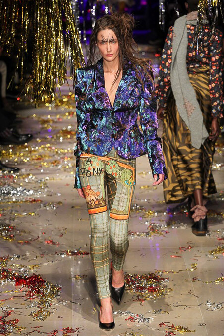 Vivienne Westwood Fall 2015 Ready-to-Wear。维维安·韦斯特伍德2015秋冬是一场性别错乱的秀，西太后让女人们穿着男人的西装，让男人们换上女人的裙子，以令人惊愕的性别对立来嘲讽时装的默守陈规。这种视觉上的反差无疑是有趣的，西太后将很多规规矩矩的衣服与很多荒诞无比的衣服混合在一起，展示了她对于“规则”的不屑一顾。是玩笑亦是态度。