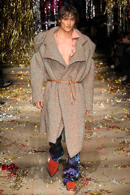 Vivienne Westwood Fall 2015 Ready-to-Wear。维维安·韦斯特伍德2015秋冬是一场性别错乱的秀，西太后让女人们穿着男人的西装，让男人们换上女人的裙子，以令人惊愕的性别对立来嘲讽时装的默守陈规。这种视觉上的反差无疑是有趣的，西太后将很多规规矩矩的衣服与很多荒诞无比的衣服混合在一起，展示了她对于“规则”的不屑一顾。是玩笑亦是态度。