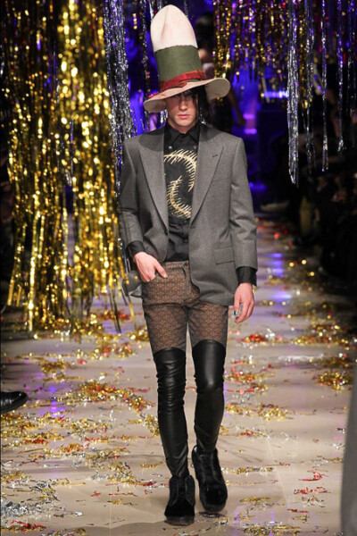 Vivienne Westwood Fall 2015 Ready-to-Wear。维维安·韦斯特伍德2015秋冬是一场性别错乱的秀，西太后让女人们穿着男人的西装，让男人们换上女人的裙子，以令人惊愕的性别对立来嘲讽时装的默守陈规。这种视觉上的反差…