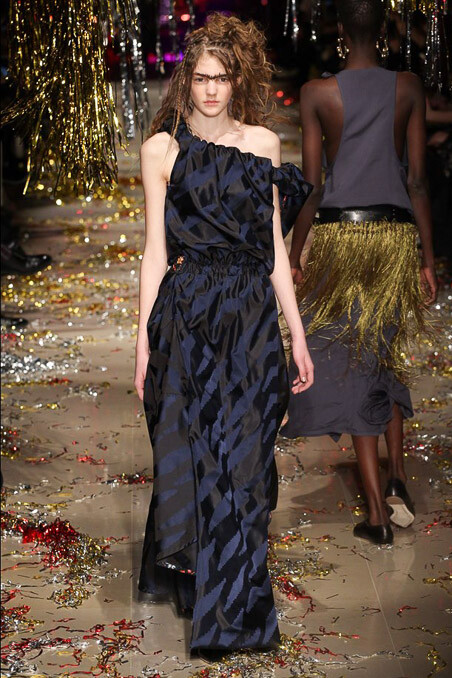 Vivienne Westwood Fall 2015 Ready-to-Wear。维维安·韦斯特伍德2015秋冬是一场性别错乱的秀，西太后让女人们穿着男人的西装，让男人们换上女人的裙子，以令人惊愕的性别对立来嘲讽时装的默守陈规。这种视觉上的反差无疑是有趣的，西太后将很多规规矩矩的衣服与很多荒诞无比的衣服混合在一起，展示了她对于“规则”的不屑一顾。是玩笑亦是态度。