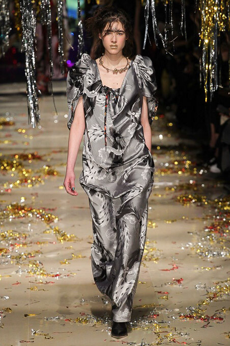 Vivienne Westwood Fall 2015 Ready-to-Wear。维维安·韦斯特伍德2015秋冬是一场性别错乱的秀，西太后让女人们穿着男人的西装，让男人们换上女人的裙子，以令人惊愕的性别对立来嘲讽时装的默守陈规。这种视觉上的反差无疑是有趣的，西太后将很多规规矩矩的衣服与很多荒诞无比的衣服混合在一起，展示了她对于“规则”的不屑一顾。是玩笑亦是态度。