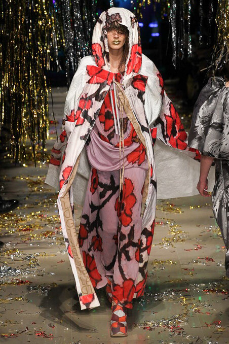 Vivienne Westwood Fall 2015 Ready-to-Wear。维维安·韦斯特伍德2015秋冬是一场性别错乱的秀，西太后让女人们穿着男人的西装，让男人们换上女人的裙子，以令人惊愕的性别对立来嘲讽时装的默守陈规。这种视觉上的反差无疑是有趣的，西太后将很多规规矩矩的衣服与很多荒诞无比的衣服混合在一起，展示了她对于“规则”的不屑一顾。是玩笑亦是态度。