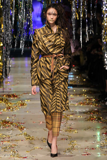 Vivienne Westwood Fall 2015 Ready-to-Wear。维维安·韦斯特伍德2015秋冬是一场性别错乱的秀，西太后让女人们穿着男人的西装，让男人们换上女人的裙子，以令人惊愕的性别对立来嘲讽时装的默守陈规。这种视觉上的反差无疑是有趣的，西太后将很多规规矩矩的衣服与很多荒诞无比的衣服混合在一起，展示了她对于“规则”的不屑一顾。是玩笑亦是态度。