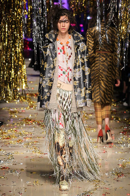 Vivienne Westwood Fall 2015 Ready-to-Wear。维维安·韦斯特伍德2015秋冬是一场性别错乱的秀，西太后让女人们穿着男人的西装，让男人们换上女人的裙子，以令人惊愕的性别对立来嘲讽时装的默守陈规。这种视觉上的反差无疑是有趣的，西太后将很多规规矩矩的衣服与很多荒诞无比的衣服混合在一起，展示了她对于“规则”的不屑一顾。是玩笑亦是态度。