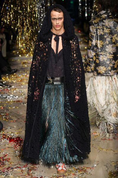 Vivienne Westwood Fall 2015 Ready-to-Wear。维维安·韦斯特伍德2015秋冬是一场性别错乱的秀，西太后让女人们穿着男人的西装，让男人们换上女人的裙子，以令人惊愕的性别对立来嘲讽时装的默守陈规。这种视觉上的反差…