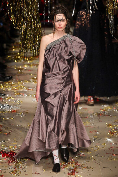 Vivienne Westwood Fall 2015 Ready-to-Wear。维维安·韦斯特伍德2015秋冬是一场性别错乱的秀，西太后让女人们穿着男人的西装，让男人们换上女人的裙子，以令人惊愕的性别对立来嘲讽时装的默守陈规。这种视觉上的反差…