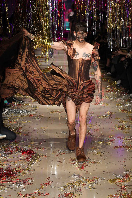 Vivienne Westwood Fall 2015 Ready-to-Wear。维维安·韦斯特伍德2015秋冬是一场性别错乱的秀，西太后让女人们穿着男人的西装，让男人们换上女人的裙子，以令人惊愕的性别对立来嘲讽时装的默守陈规。这种视觉上的反差无疑是有趣的，西太后将很多规规矩矩的衣服与很多荒诞无比的衣服混合在一起，展示了她对于“规则”的不屑一顾。是玩笑亦是态度。